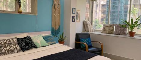 2 bedrooms, desk, iron/ironing board, WiFi