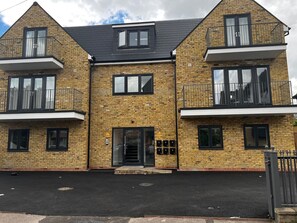 Apartment, 1 Bedroom | Exterior - Skyvillion -vineyard Court Enfield 1bed Wbalcony (Enfield)