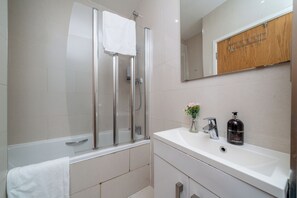 Apartment, 2 Bedrooms | Bathroom - Skyvillion - 2 Bed Apartment In Ladbroke Grove (London)