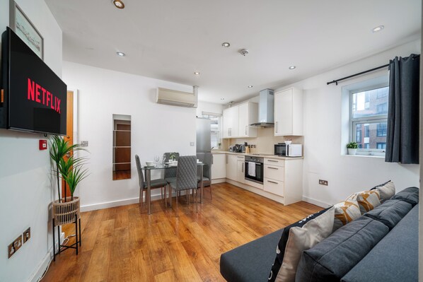 Living room - Skyvillion - 2 Bed Apartment In Ladbroke Grove (London)