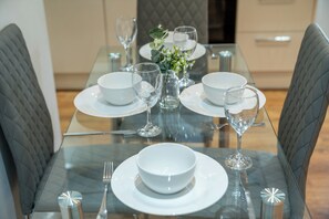 Apartment, 2 Bedrooms | Dining - Skyvillion - 2 Bed Apartment In Ladbroke Grove (London)