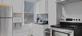 Cozy 1BR Retreat near Highland Park & Zoo