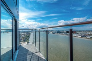 Apartment, 2 Bedrooms | Balcony - Skyvillion-apartments Near River Thames Excel & O2 Woolwich (London)