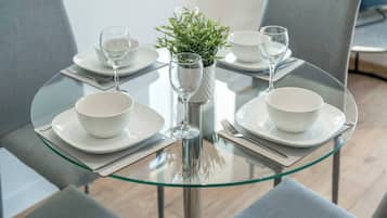 Apartment, 2 Bedrooms | Dining