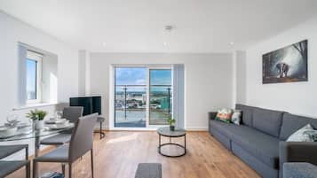 Apartment, 2 Bedrooms | Living area