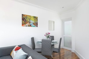 Dining - Skyvillion - Enfield 4bed House W Garden & Parking (Enfield)