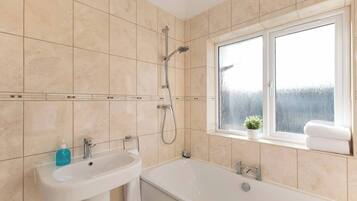 Apartment, 4 Bedrooms | Bathroom | Toilet paper
