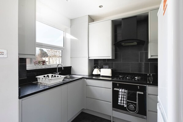 Apartment, 4 Bedrooms | Private kitchen