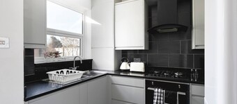 Skyvillion - Enfield 4bed House W Garden & Parking