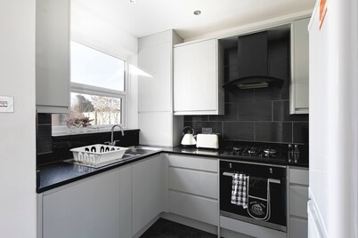 Skyvillion - Enfield 4bed House W Garden & Parking