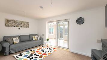 Apartment, 3 Bedrooms | Living room