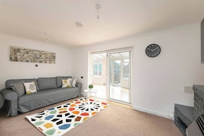 Apartment, 3 Bedrooms | Living room