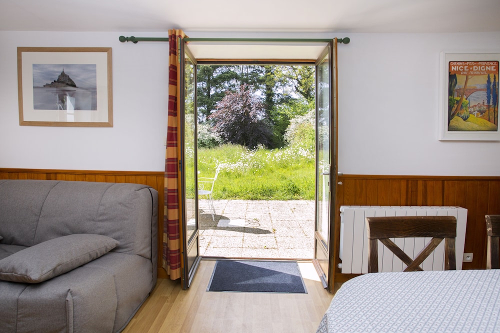 Cottage Surrounding By Greenery, Peaceful, Only 45mns To Mont Saint Michel - Normandia