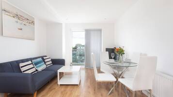 Apartment, 1 Bedroom | Dining room