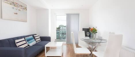 Apartment, 1 Bedroom | Dining room