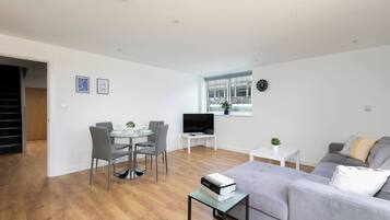Apartment, 4 Bedrooms | Living room