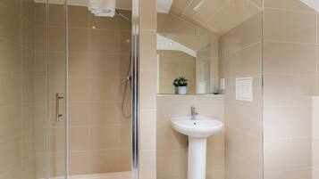 Apartment, 4 Bedrooms | Bathroom | Toilet paper