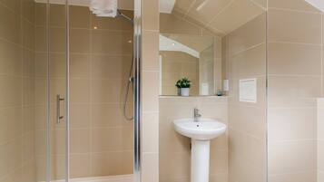 Apartment, 4 Bedrooms | Bathroom | Toilet paper