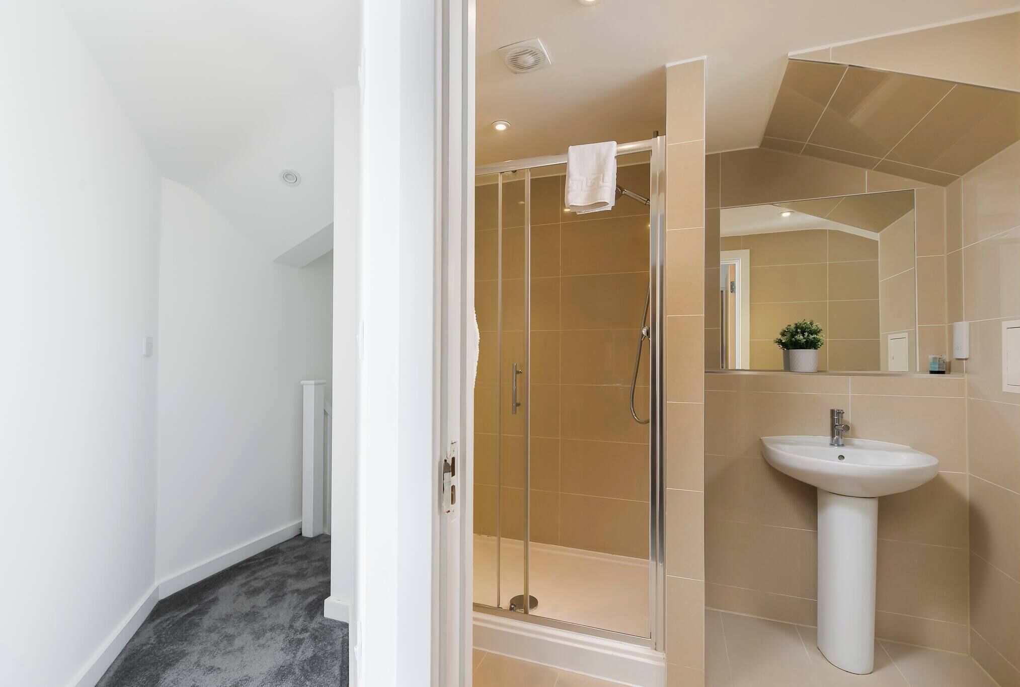 Apartment, 4 Bedrooms | Bathroom | Toilet paper