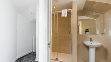 Apartment, 4 Bedrooms | Bathroom | Toilet paper