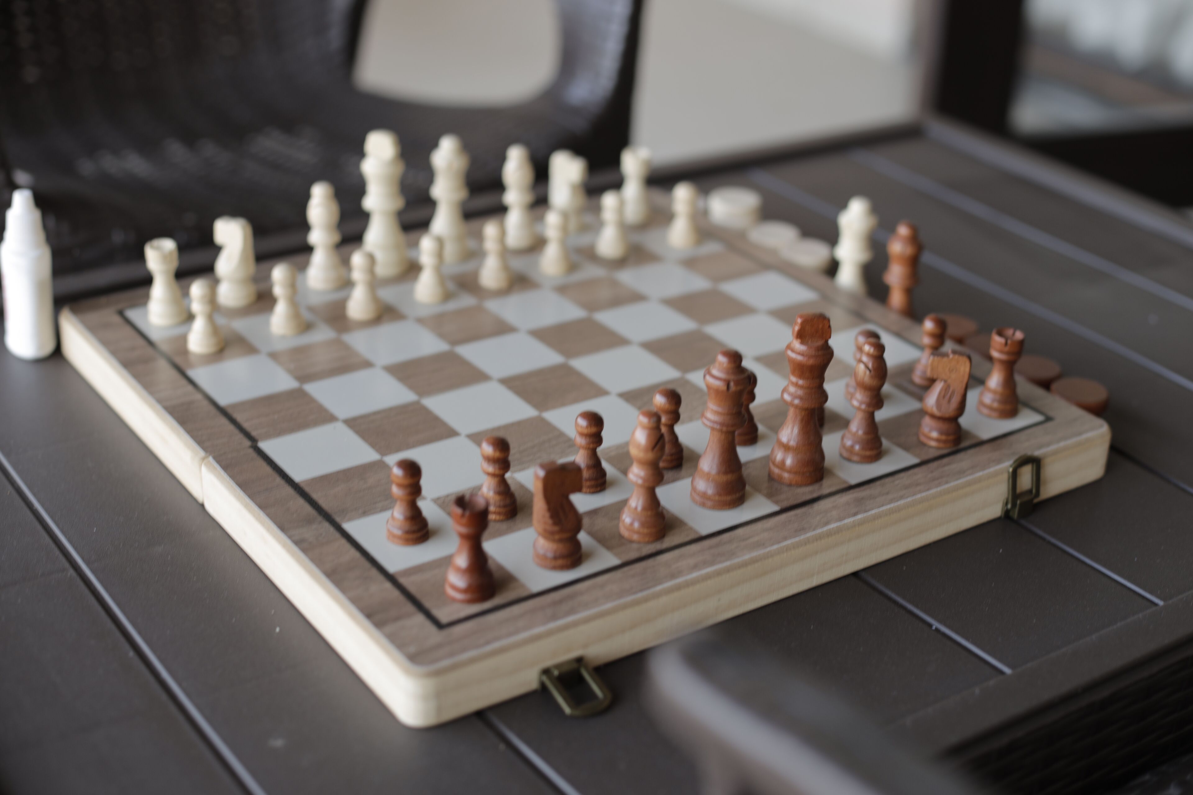 Un jeu d’échecs avec les pièces disposées sur une table.