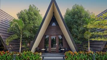 Cottage | 1 bedroom, minibar, individually decorated, individually furnished