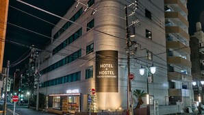 A hotel building with a sign reading "HOTEL & HOSTEL TOKYO KAWASAKI" and a "No Parking" sign. - Hotel Plus Hostel TOKYO KAWASAKI (Kawasaki)