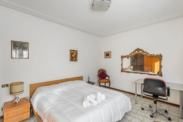 2 bedrooms, iron/ironing board, Internet