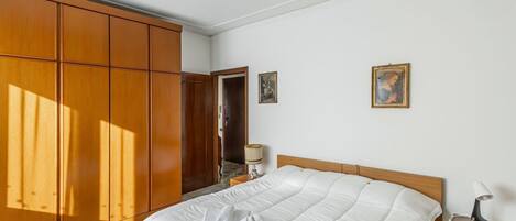 2 bedrooms, iron/ironing board, Internet