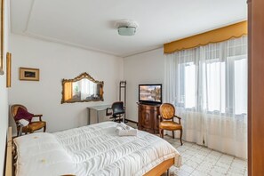 2 bedrooms, iron/ironing board, Internet