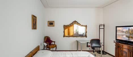 2 bedrooms, iron/ironing board, Internet