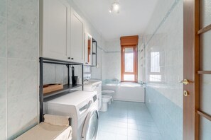 Een douche, een bubbelbad, een haardroger, een bidet
