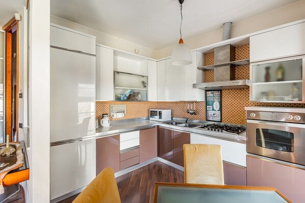 Fridge, microwave, oven, stovetop