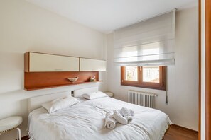 2 bedrooms, soundproofing, iron/ironing board