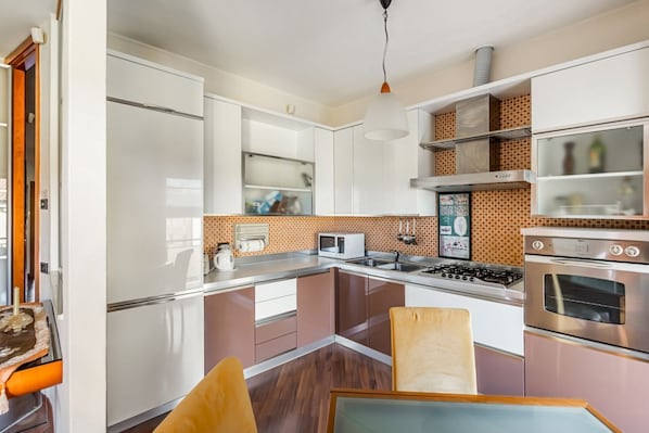 Fridge, microwave, oven, stovetop