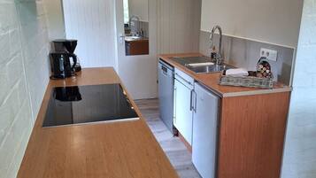 Frigorífico, microondas, horno y placa de cocina