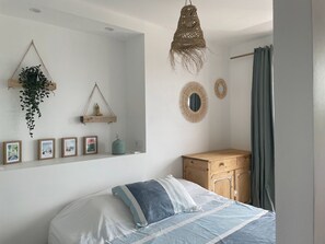 1 slaapkamer, een kluis op de kamer, een strijkplank/strijkijzer