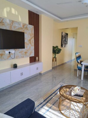 Appartement Confort | Aire de séjour | Téléviseur connecté de 24 po avec télévision par satellite