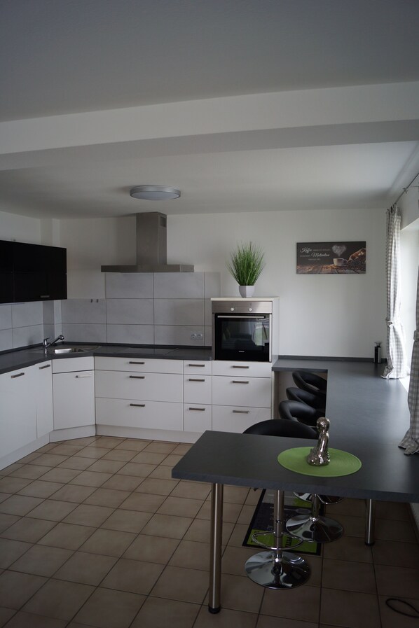 Kylskåp, ugn, spishäll och diskmaskin