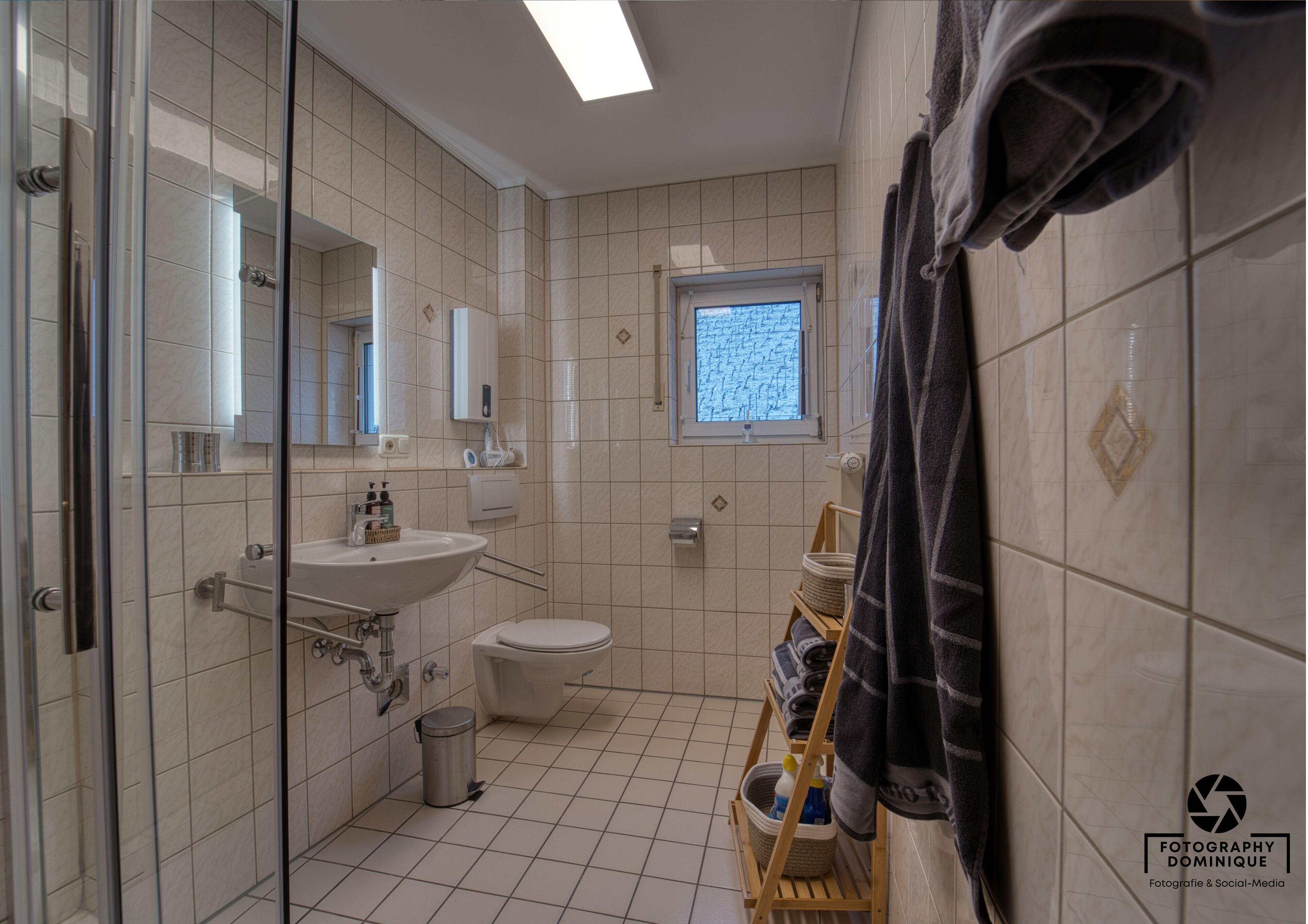 Doccia, asciugacapelli, asciugamani, sapone