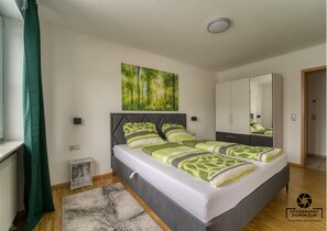 2 bedrooms, travel cot, free WiFi, bed sheets - Ferienwohnung mit Panoramablick Inmitten von Weinbergen. Haustierfreundlich (Ensch)