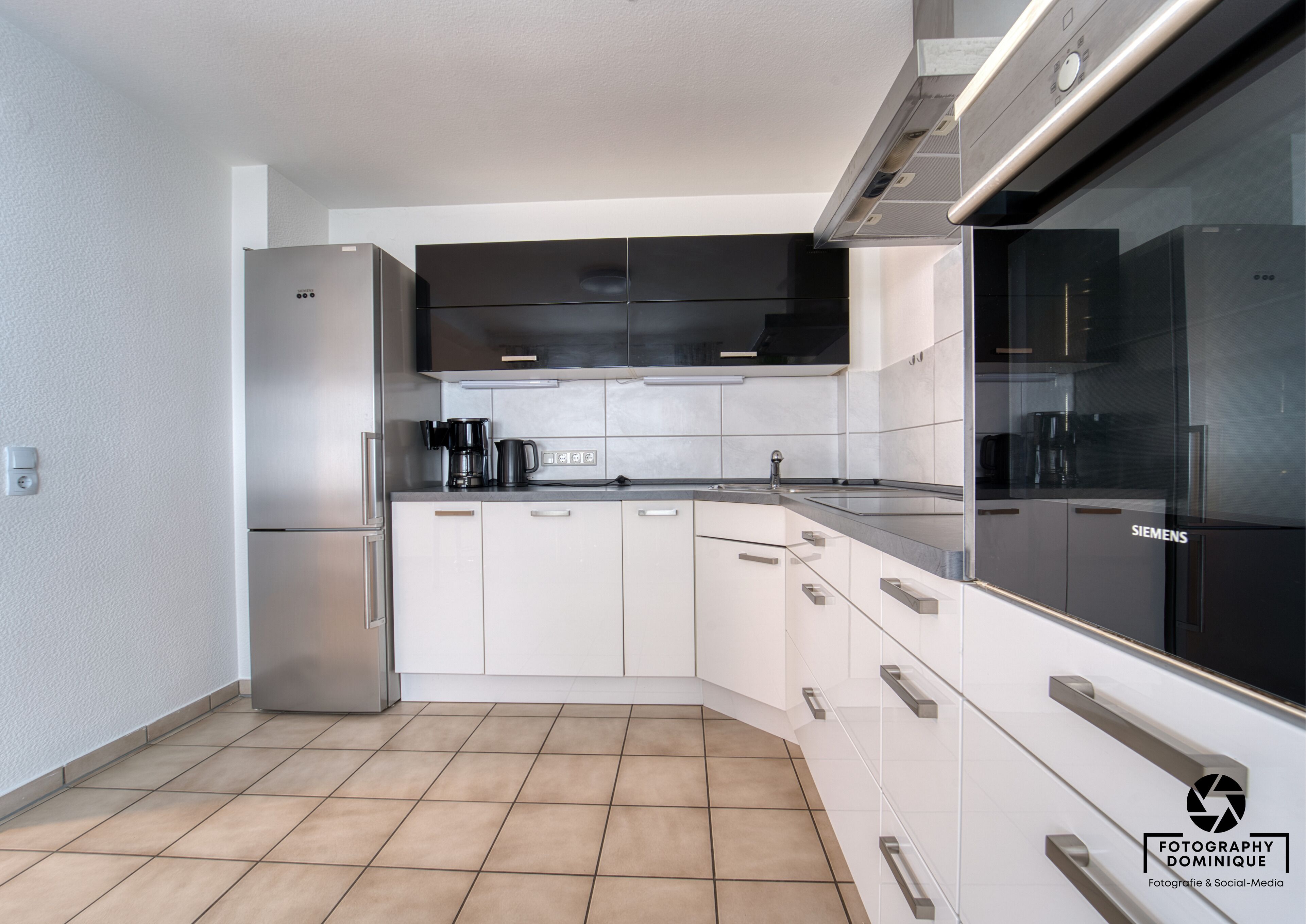 Een koelkast, een oven, een kookplaat, een vaatwasser