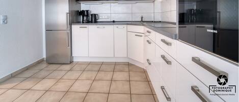 Kjøleskap, ovn, kokeplater og oppvaskmaskin