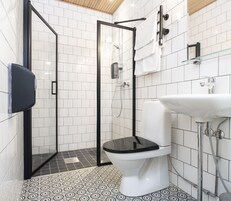 Twin Room, 2 Twin Beds | Bathroom | Shower, hair dryer, bidet, towels