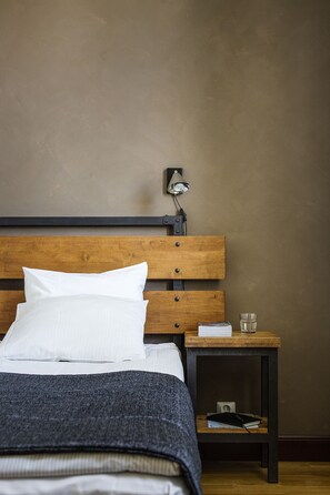 Zweibettzimmer, 2 Einzelbetten | Individuell dekoriert, individuell eingerichtet, Schreibtisch