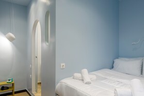 Cabin 06 sleeping | Minibar, soundproofing, free WiFi - Cabins Sleeping  (Athens)