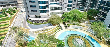 2 hồ bơi ngoài trời