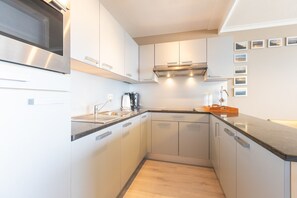 Køleskab, mikrobølgeovn, ovn, kogeplade