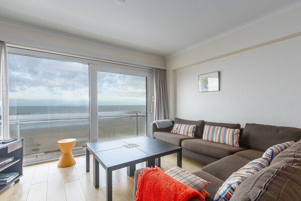 Smart TV - Retreat with Pool Access (Middelkerke)