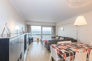 Smart TV - Retreat with Pool Access (Middelkerke)